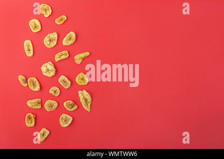 Gewürzt Banane Chip auf farbige Tabelle isoliert Stockfoto