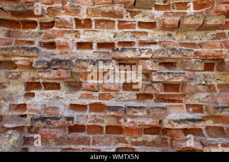 Sehr alt und abgenutzt, die Mauer mit roten Ziegelsteinen Stockfoto