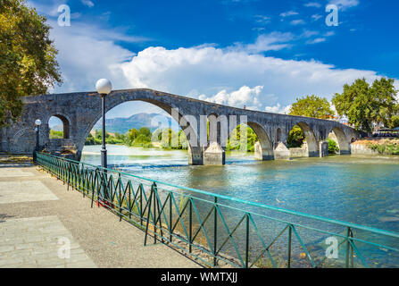 Die Brücke von Arta ist einer alten gewölbten Steinbrücke, die den Arachthos Fluss überquert im Westen der Stadt Arta in Griechenland. Stockfoto