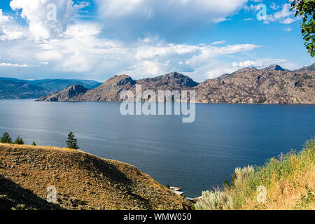 Schönen Überblick über den See und die Rocky Mountains in British Columbia. Stockfoto