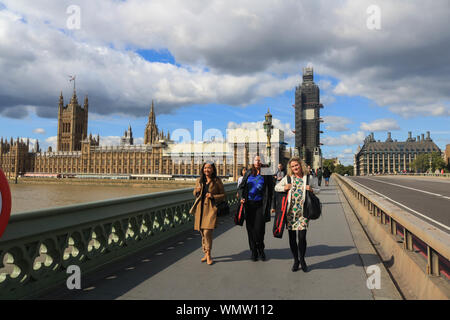 London, Großbritannien. 5. Sep 2019. Fußgänger gehen auf die Westminster Bridge im Laufe eines sonnigen Perioden in London. Credit: Amer Ghazzal/SOPA Images/ZUMA Draht/Alamy leben Nachrichten Stockfoto