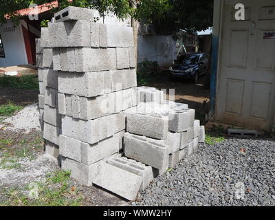 Ein großer Haufen Brise Bausteine. 7,5 newton-block zum Bau von Betonblockhaufen für Wände und Häuser Stockfoto