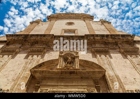 Italien, Apulien, Metropolitan Stadt Bari, Monopoli. Chiesa di Santa Maria del Suffragio, auch bekannt als La Chiesa del Purgatorio. Ein "Fegefeuer Kirche' Stockfoto