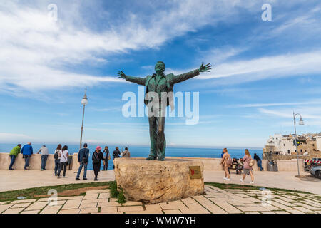 Italien, Apulien, Metropolitan Stadt Bari, Polignano a Mare. 23. Mai 2019. Statue des italienischen Musiker und Politiker Domenico Modugno, in seiner Heimatstadt Stockfoto