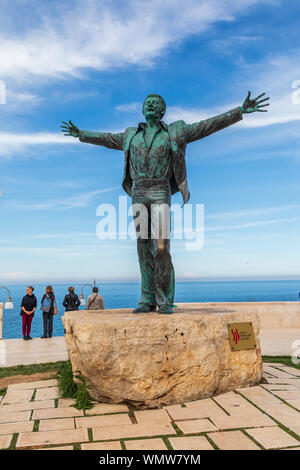 Italien, Apulien, Metropolitan Stadt Bari, Polignano a Mare. 23. Mai 2019. Statue des italienischen Musiker und Politiker Domenico Modugno, in seiner Heimatstadt Stockfoto