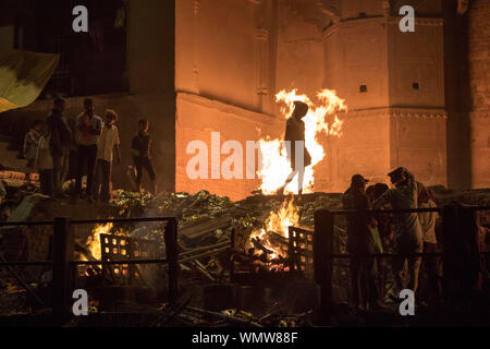 Der Mensch durch das Feuer Stockfoto