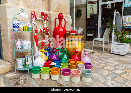 Italien, Apulien, Metropolitan Stadt Bari, Polignano a Mare. 23. Mai 2019. Bunte Töpferwaren zum Verkauf. Stockfoto