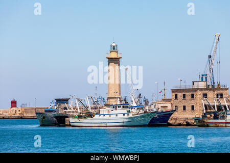 Italien, Apulien, Metropolitan Stadt Bari, Molfetta. Fischerboote und den Leuchtturm. Stockfoto