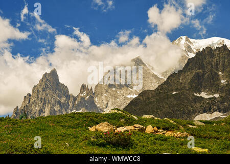 Bergblick mit Aiguille Noire de Peuterey peak (links, 3773 m) und die schneebedeckten Mont Blanc (4810 m) im Sommer, Courmayeur, Alpen, Italien Stockfoto