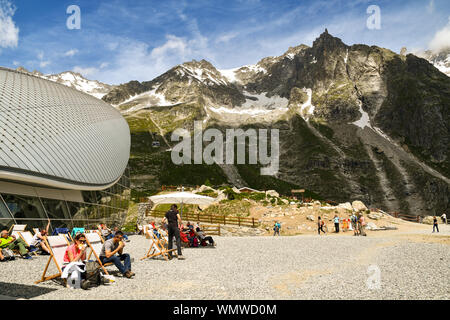 Blick auf die Berge mit dem Pavillon Seilbahn von Skyway Monte Bianco und Wanderer im Sommer essen Lunchpakete, Courmayeur, Aostatal, Italien Stockfoto