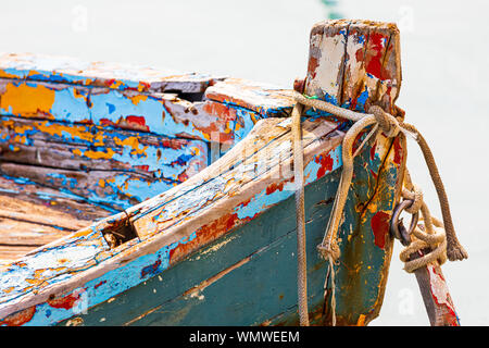 Italien, Apulien, Provinz Barletta-Andria-Trani, Barletta. Close-up Detail der Bug eines kleinen Holzboot, mit bunten die Farbe blätterte ab. Stockfoto