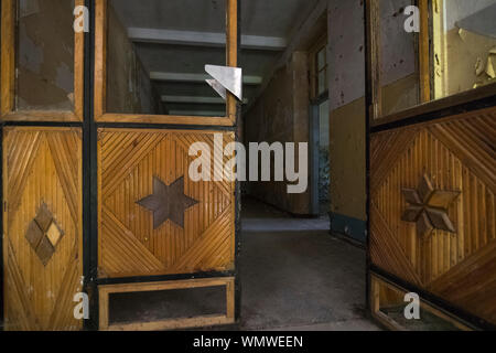 Interieur mit hölzernen Türen an verlassenen russischen Kasernen hinter sich gelassen durch die sowjetische Rote Armee im Jahr 1994, in Deutschland verfallende Stockfoto