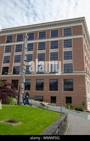 Alaska State Capital Building in Juneau Alaska mit einem Totempfahl der Haida Clan. Stockfoto