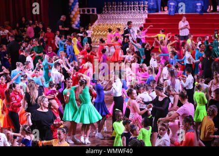 Übungseinheit beim Junior Ballsaal Tanzwettbewerb in Blackpool Stockfoto