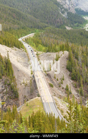 Luftaufnahme des Icefields Parkway, und die umliegenden Landschaften an den Banff National Park, Alberta, Kanada. Stockfoto