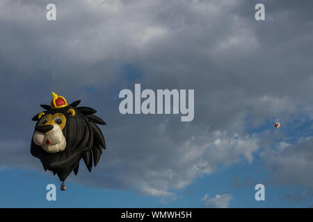 Reno, Nevada, USA. 5. Sep 2019. Einen Simba Heißluftballon erhebt sich über Rancho San Rafael Regional Park in Reno, Nevada, während der Großen Reno Balloon Race Media Day am Donnerstag Morgen. Das Rennen ist der weltweit größte freie Ballonfahrten Ereignis, und es findet in Reno von September 6-8, 2019. Credit: Tracy Barbutes/ZUMA Draht/Alamy leben Nachrichten Stockfoto