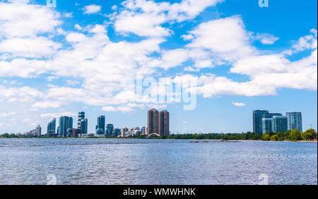 TORONTO, ONTARIO, Kanada - 29. JULI 2017: Moderne Eigentumswohnung Turm Entwicklungen füllen die Skyline im Humber Bay Gegend von Lake Ontario. Stockfoto