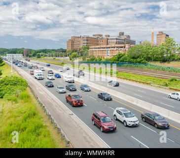 TORONTO, KANADA - 29. JULI 2017: Wochenende Verkehr baut auf dem Gardiner Expressway, der von St. Joseph's Health Centre Pässe auf dem Weg in die Innenstadt. Stockfoto