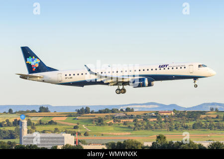 Stuttgart/Deutschland, 22. August 2019: LOT Polish Airlines Embraer ERJ-195 am Flughafen Stuttgart. Stockfoto