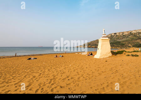 Gozo, benachbarte Insel Malta, Strand in der Ramla Bay, nur größer Sandstrand der Insel. Stockfoto