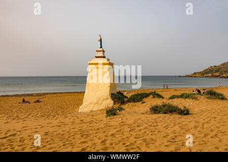 Gozo, benachbarte Insel Malta, Strand in der Ramla Bay, nur größer Sandstrand der Insel. Stockfoto