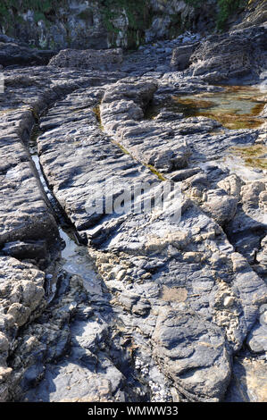 Anschluss getragen in den Felsen am Strand von Wagen verwendet die Fischerei von der kleine Boote, die aus Preußen Bucht Mounts Bay betrieben zu schleppen, Cor Stockfoto