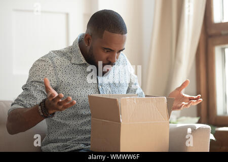 Verwirrt Client empfangen, falsche oder beschädigte Artikel. Stockfoto