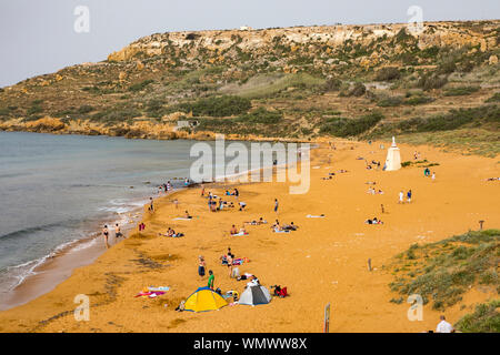 Gozo, benachbarte Insel Malta, Strand in der Ramla Bay, nur größer Sandstrand der Insel. Stockfoto
