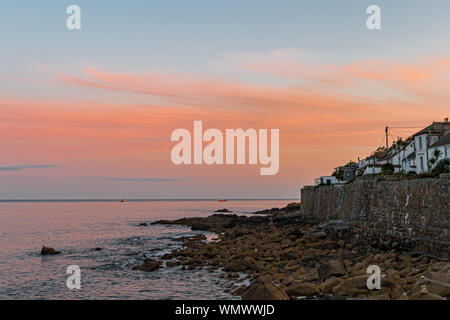 Mousehole, Corwall, UK. 5. September 2019. UK Wetter. Nach einem schönen Tag, eine ebenso feinen Ende der Tag im Mauseloch. Regen ist für Freitag geplant. Kredit Simon Maycock/Alamy Leben Nachrichten. Stockfoto