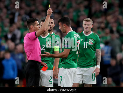 Gleichreferent Carlos Del Cerro Grande Bücher Republik Irland Enda Stevens (Zweiter von rechts) während der UEFA EURO 2020 Qualifikation Gruppe D Match im Aviva Stadium, Dublin. Stockfoto