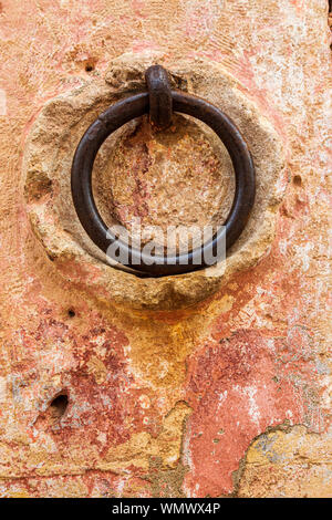 Italien, Basilicata, Provinz von Potenza, Matera. Deatil von einem eisernen Ring auf einer verputzten Wand. Stockfoto