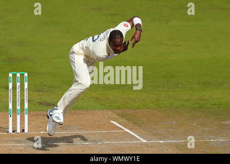 MANCHESTER, England. 05. SEPTEMBER 2019: jofra Archer von England Bowling in Tag zwei des 4. Specsavers Asche Test übereinstimmen, in Old Trafford Cricket Ground, Manchester, England. Credit: Cal Sport Media/Alamy leben Nachrichten Stockfoto