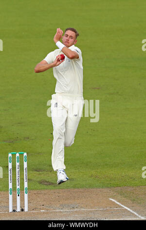 MANCHESTER, England. 05. SEPTEMBER 2019: Stuart Breite von England Bowling in Tag zwei des 4. Specsavers Asche Test übereinstimmen, in Old Trafford Cricket Ground, Manchester, England. Credit: Cal Sport Media/Alamy leben Nachrichten Stockfoto