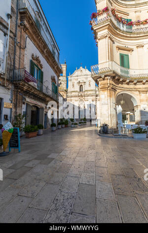 Italien, Apulien, Provinz Tarent, Martina Franca. Piazza Maria Immacolata in Richtung Kathedrale von Saint Martin, Basilica di San Martino. Stockfoto