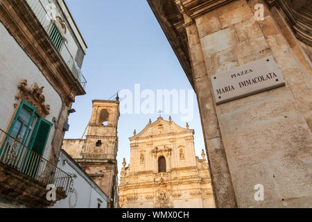 Italien, Apulien, Provinz Tarent, Martina Franca. Piazza Maria Immacolata in Richtung Kathedrale von Saint Martin, Basilica di San Martino. Stockfoto