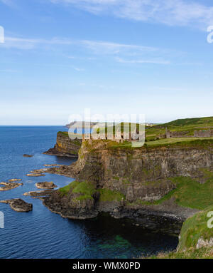 Von Westen nach Osten an die Ruinen von Dunluce Castle, auf der atlantischen Küste von Nordirland.