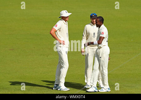 Manchester, Großbritannien. 05 Sep, 2019. Stuart Breit, Kapitän Joe Root, und Jofra Archer von England bei Tag zwei der 4 Specsavers Asche Test übereinstimmen, in Old Trafford Cricket Ground, Manchester, England. Credit: Csm/Alamy Live News Credit: Cal Sport Media/Alamy leben Nachrichten Stockfoto