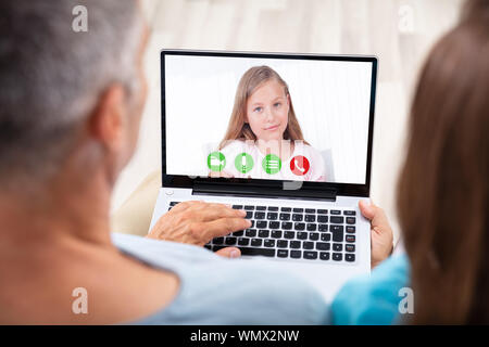 Paar Videokonferenzen mit Ihrer Tochter auf dem Laptop Stockfoto