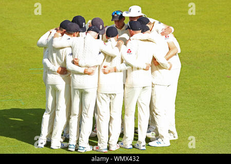 MANCHESTER, England. 05. SEPTEMBER 2019: das englische Team Unordnung in Tag zwei des 4. Specsavers Asche Test übereinstimmen, in Old Trafford Cricket Ground, Manchester, England. Credit: Cal Sport Media/Alamy leben Nachrichten Stockfoto