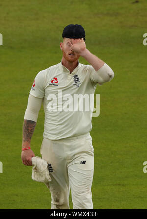 MANCHESTER, England. 05. SEPTEMBER 2019: Ben schürt von England geht weg für die Behandlung während der Tag zwei der 4 Specsavers Asche Test übereinstimmen, in Old Trafford Cricket Ground, Manchester, England. Credit: Cal Sport Media/Alamy leben Nachrichten Stockfoto