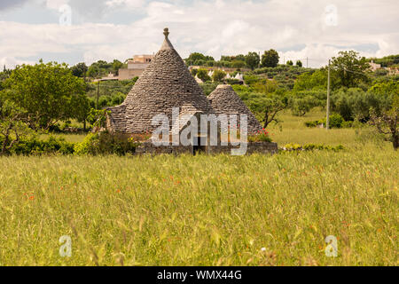 Italien, Apulien, Metropolitan Stadt Bari, Lecce. 30. Mai 2019. Ein Trullo (Plural, Trulli) Haus - eine traditionelle apulische Hütte aus Stein mit einer konischen Stockfoto