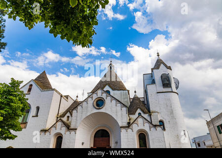 Italien, Apulien, Metropolitan Stadt Bari, Alberobello. San Antonio Trullo Kirche Stockfoto