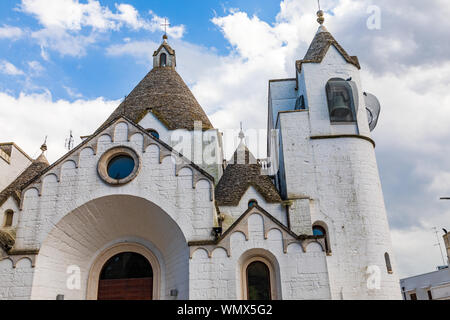 Italien, Apulien, Metropolitan Stadt Bari, Alberobello. San Antonio Trullo Kirche. Stockfoto