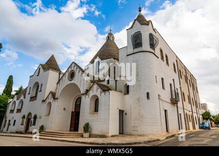 Italien, Apulien, Metropolitan Stadt Bari, Alberobello. San Antonio Trullo Kirche. Stockfoto