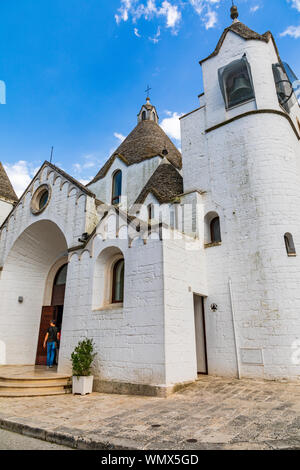 Italien, Apulien, Metropolitan Stadt Bari, Alberobello. 30. Mai 2019. San Antonio Trullo Kirche. Stockfoto