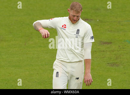 MANCHESTER, England. 05. SEPTEMBER 2019: Ben schürt von England biegt bei Tag zwei der 4 Specsavers Asche Test übereinstimmen, in Old Trafford Cricket Ground, Manchester, England. Credit: Cal Sport Media/Alamy leben Nachrichten Stockfoto