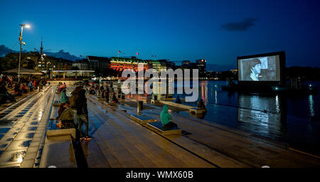 Hamburg, Deutschland. 05 Sep, 2019. Besucher der Binnenalster Filmfest warten in der Dämmerung für den Start des ersten Films. Das Open Air Kino findet vom 5. bis 8. September in der Hansestadt. Quelle: Axel Heimken/dpa/Alamy leben Nachrichten Stockfoto