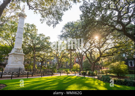 Einen herrlichen Blick auf den Sonnenuntergang von öffentlichen Platz in Savannah, Georgia, mit einem Denkmal im Jahre 1825 eingeweiht zum Bürgerkrieg Allgemeine Casimir Pulaski, mit Eichen Stockfoto