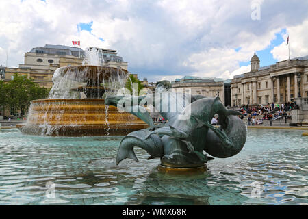 London, Großbritannien - 23 Mai 2016: Brunnen und Triton Skulptur an die National Gallery am Trafalgar Square, Menschen in der Nähe der Galerie Stockfoto