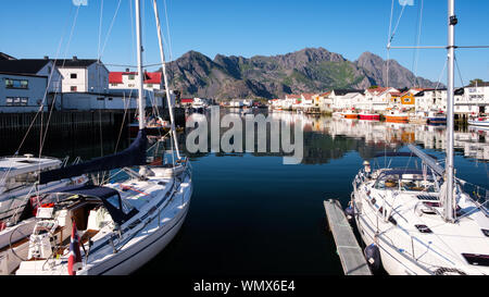 Malerischer Blick auf die Waterfront Hafen in Henningsvær im Sommer. Henningsvær ist ein Fischerdorf und touristische Stadt auf Austvagoya in der Lofote Stockfoto